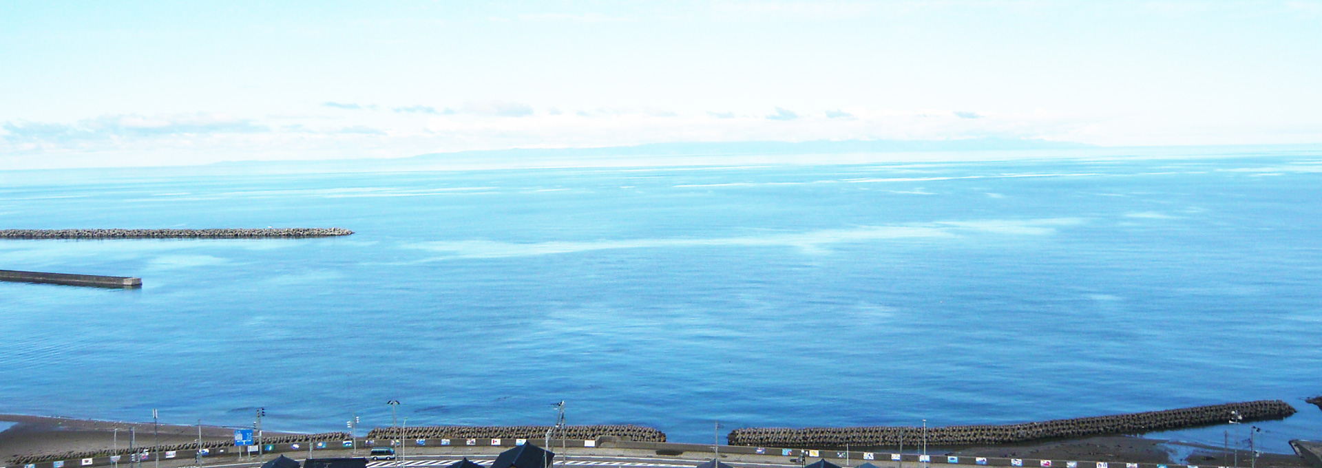 水平線に浮かんで見えるのが佐渡ケ島